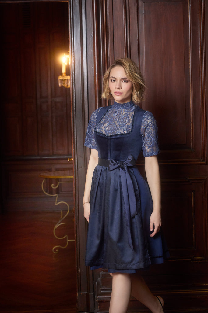 Dirndl richtig anziehen - so klappt´s ganz einfach