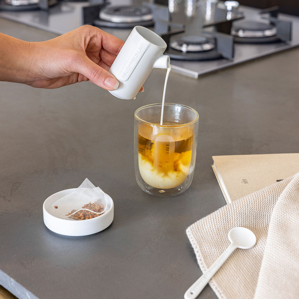 Milchkänchen Milch Milk Lait Räder Design Porzellan Geschirr