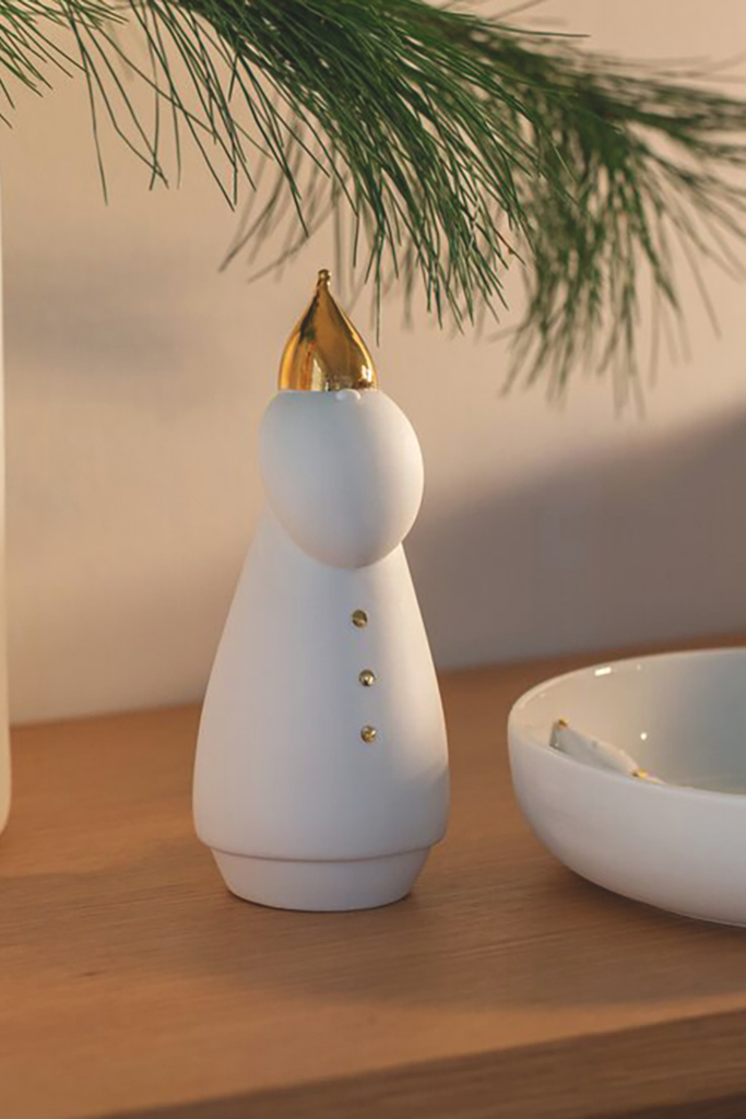 Porzellangeschichten Santa - LED-Figur Santa im Mantel - 92648 - Räder Design-dquadrat