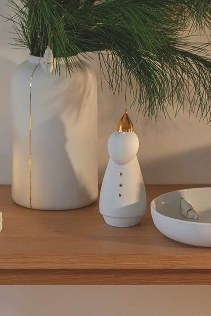 Porzellangeschichten Santa - LED-Figur Santa im Mantel - 92648 - Räder Design-dquadrat