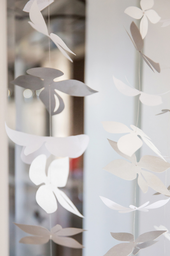 White Blossom Papierkette - 9296 - Räder Design-dquadrat