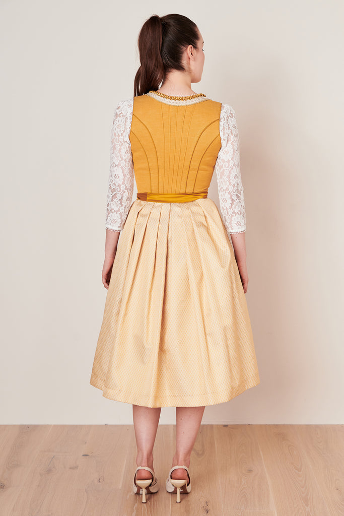 dirndl-dianora-collection-krueger-ocker-111767-070-0026-dquadrat_7_32e058cb-f95c-4bfd-a734-1ec72d2ff52d
