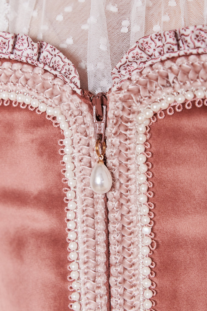 dirndl-emery-madl-krueger-rose-415466-060-0033-dquadrat_13