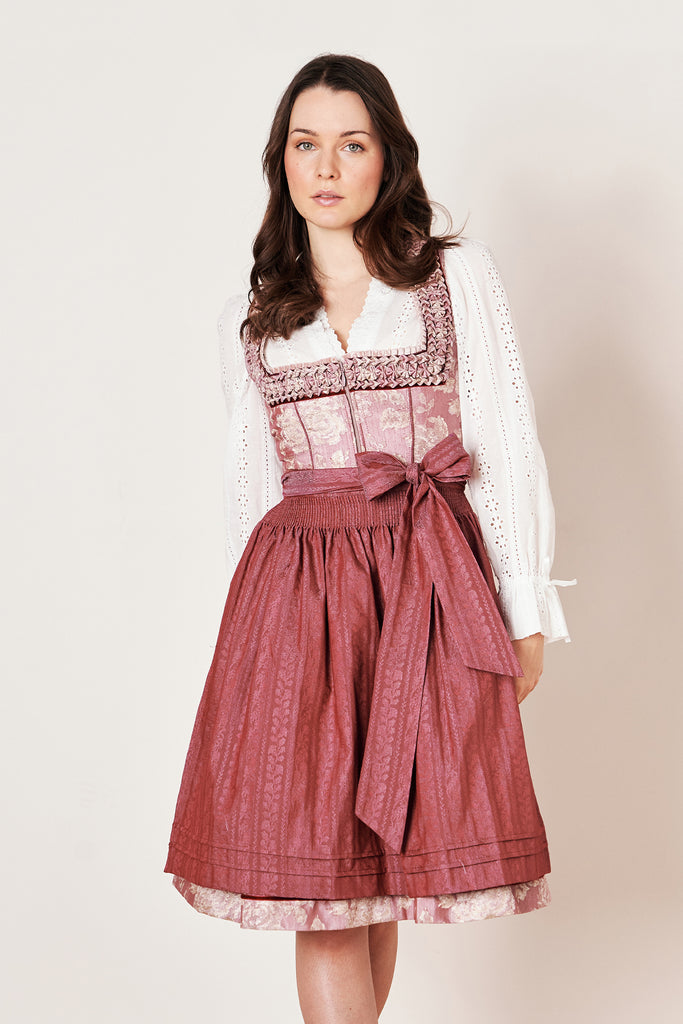 dirndl-enrica-collection-krueger-beere-112866-060-0031-dquadrat_1_e80eff67-290f-45cf-8509-99ccf76de82e