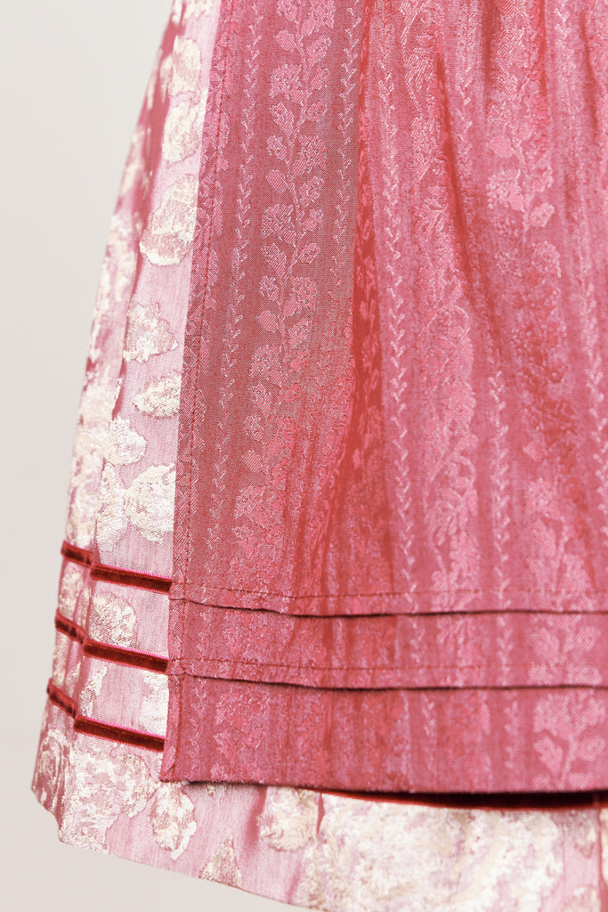  Analyzing image    dirndl-enrica-collection-krueger-beere-112866-060-0031-dquadrat_6_61faf4ad-3666-41a3-8f06-717f090a57b6