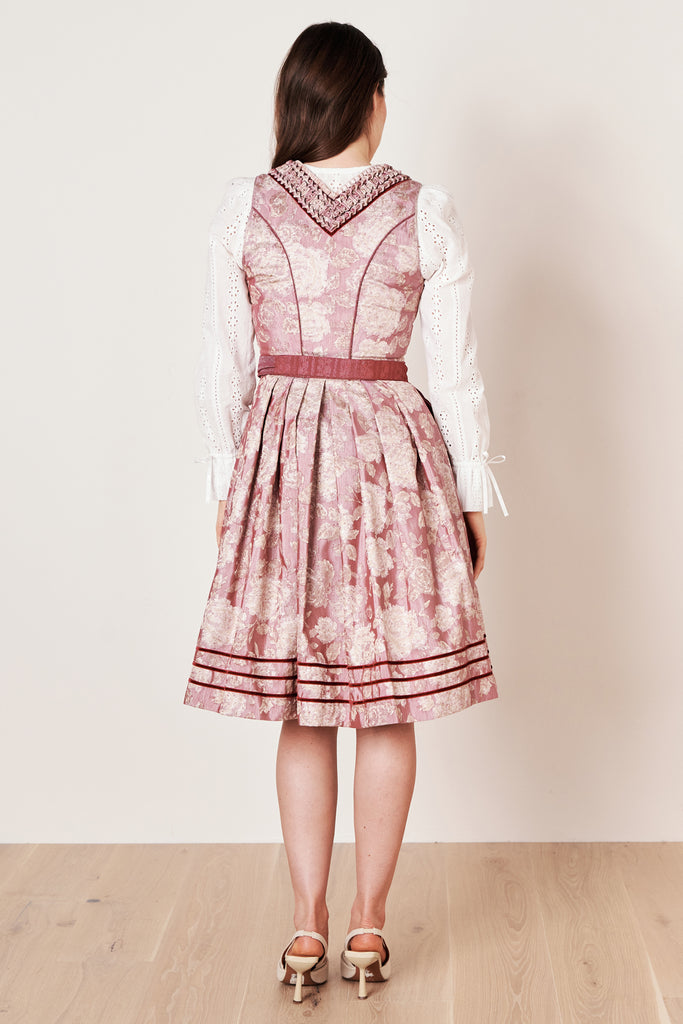 dirndl-enrica-collection-krueger-beere-112866-060-0031-dquadrat_7_897924c8-7259-41a3-a8ba-cbc75d252343