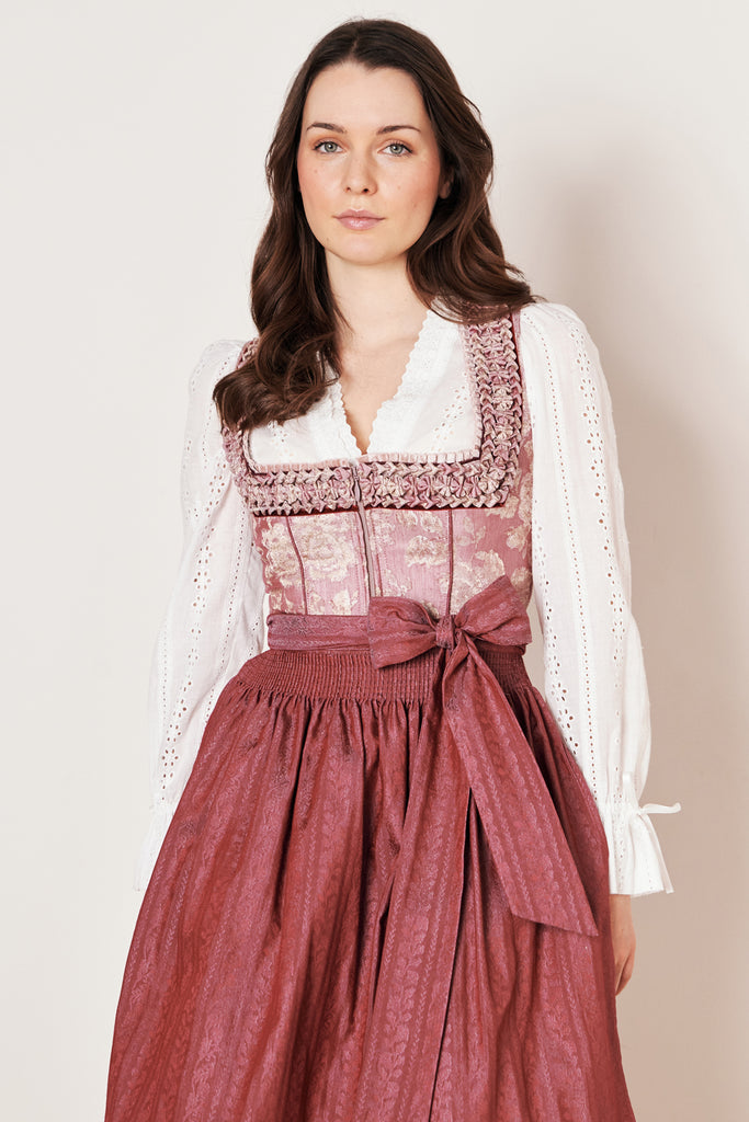 dirndl-enrica-collection-krueger-beere-112866-060-0031-dquadrat_8_b8db9a15-8515-458a-97e9-194f35034fff