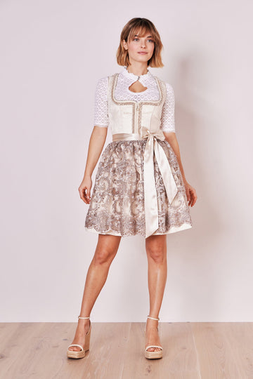  Analyzing image     dirndl-fia-madl-krueger-natur-416966-050-0015-dquadrat_12