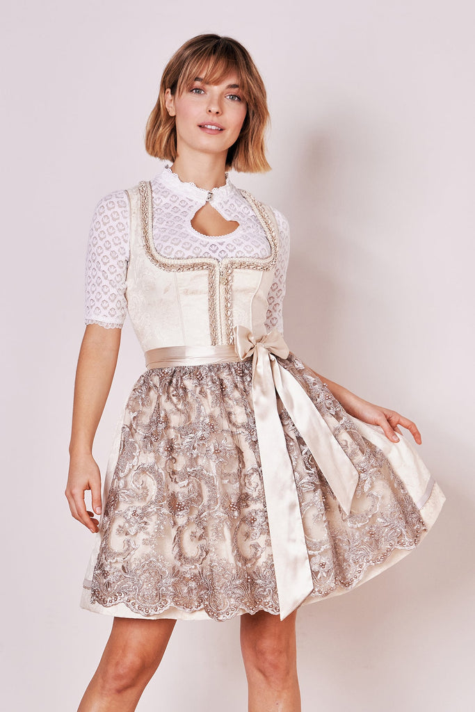  Analyzing image     dirndl-fia-madl-krueger-natur-416966-050-0015-dquadrat_17