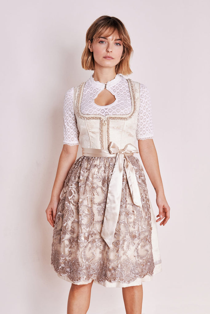  Analyzing image     dirndl-fia-madl-krueger-natur-416966-060-0015-dquadrat_17