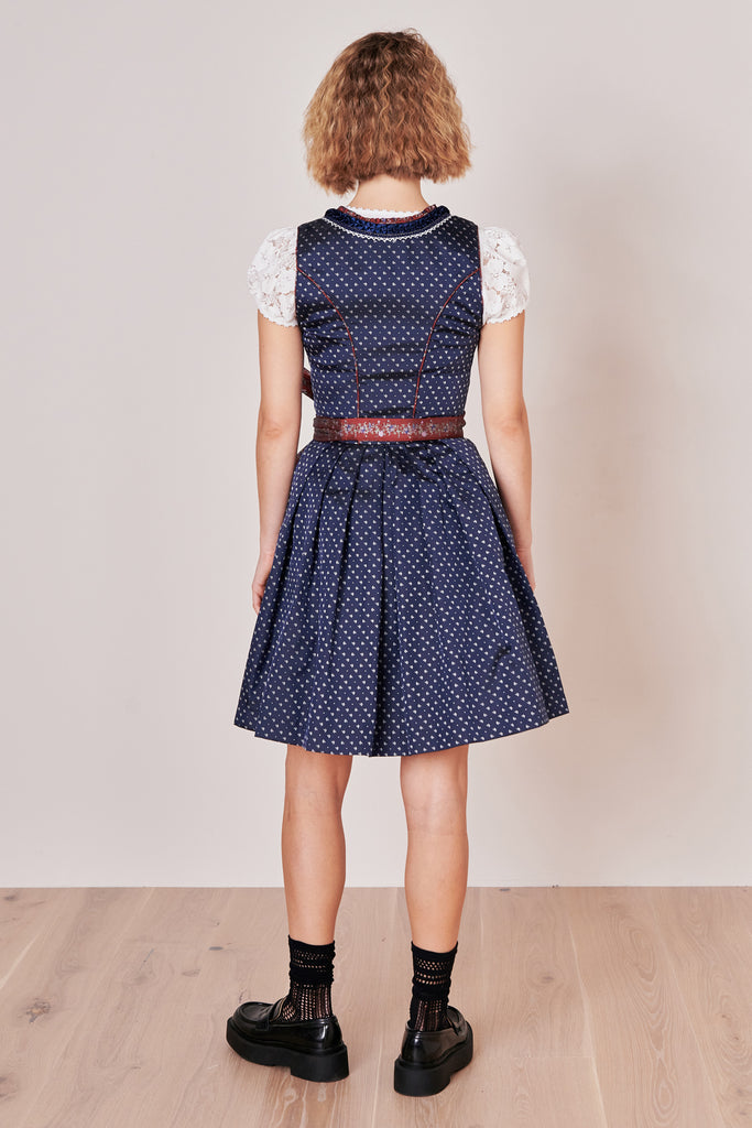  Analyzing image     dirndl-isolde-madl-krueger-blau-411766-050-0008-dquadrat_9