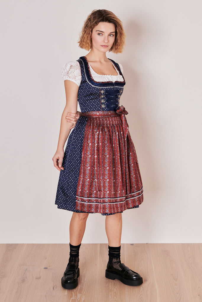  Analyzing image     dirndl-isolde-madl-krueger-blau-411766-060-0008-dquadrat_14