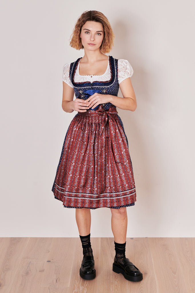  Analyzing image    dirndl-isolde-madl-krueger-blau-411766-060-0008-dquadrat_16