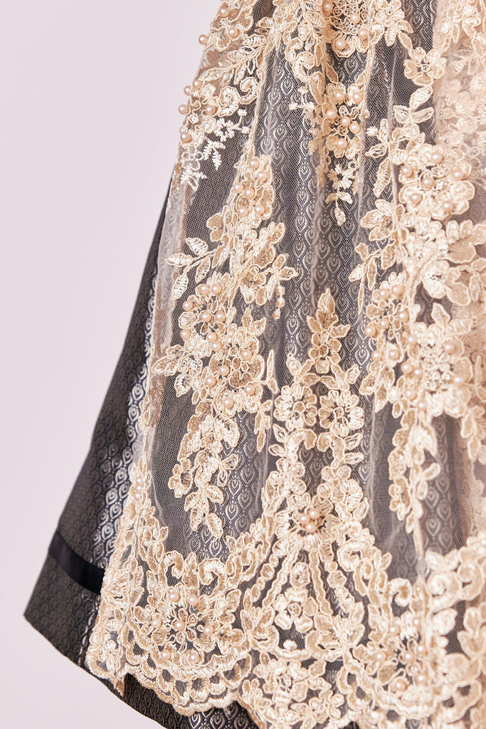  Analyzing image     dirndl-merima-madl-krueger-schwarz-419567-060-0004-dquadrat_13