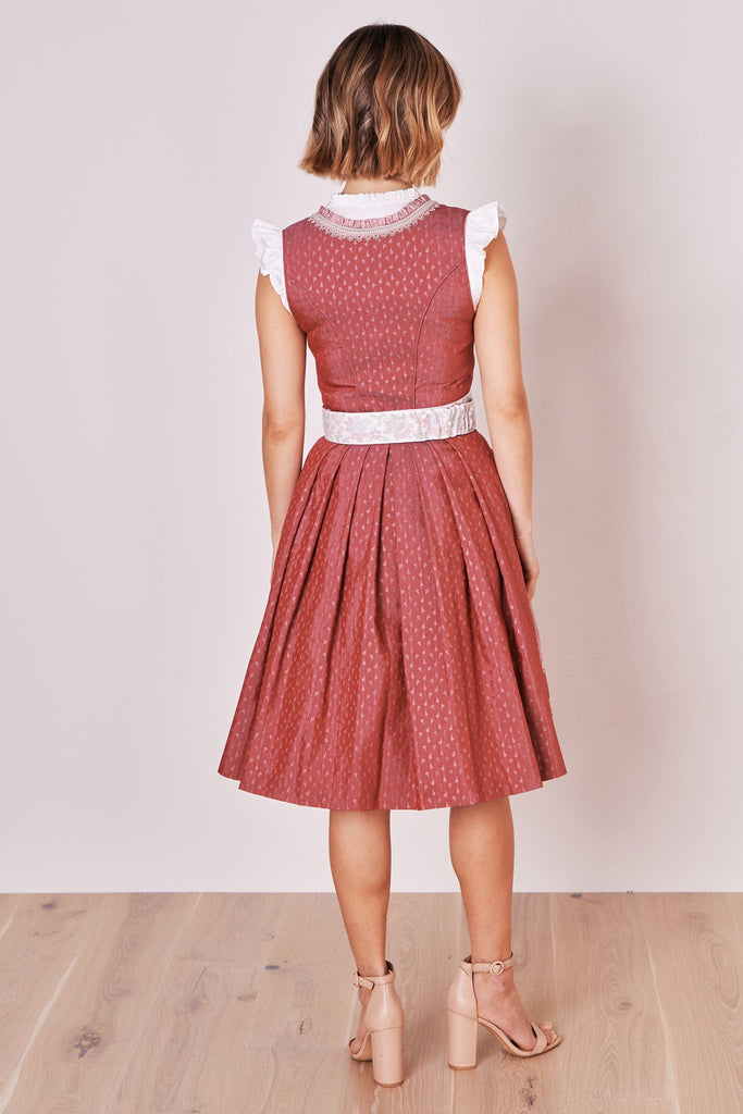  Analyzing image    dirndl-prunella-madl-krueger-rose-417567-060-0033-dquadrat_9