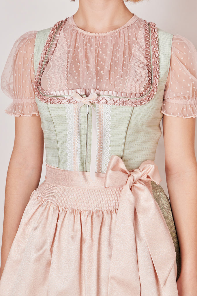  Analyzing image    dirndl-rina-madl-krueger-hellgruen-414667-050-0051-dquadrat_14