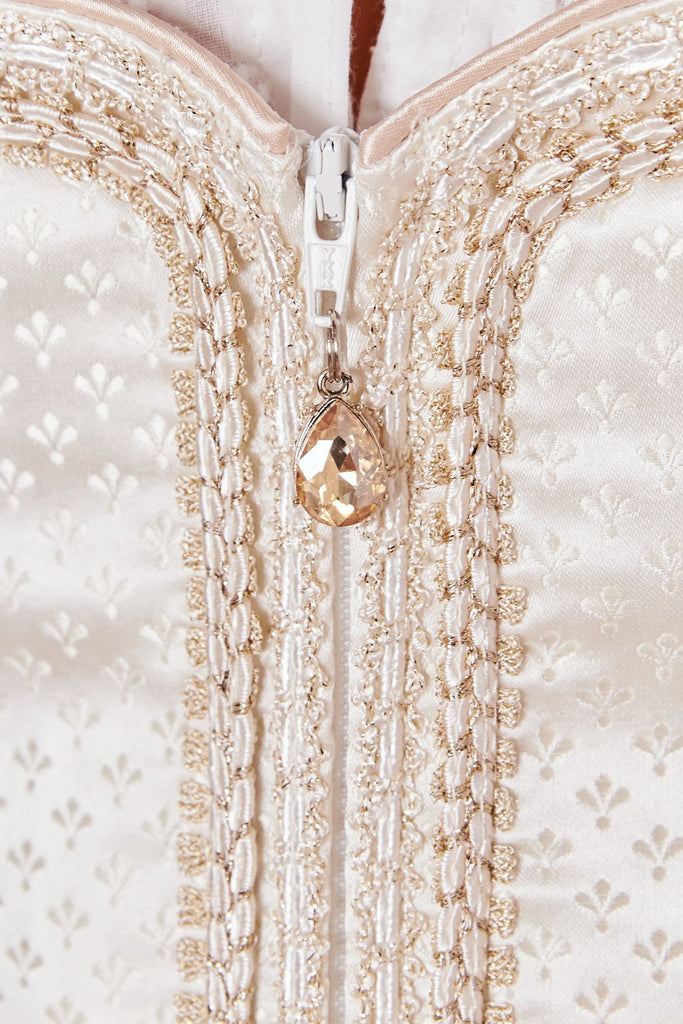  Analyzing image    dirndl-sofia-madl-kruegere-ecru-416867-050-0002-dquadrat_13