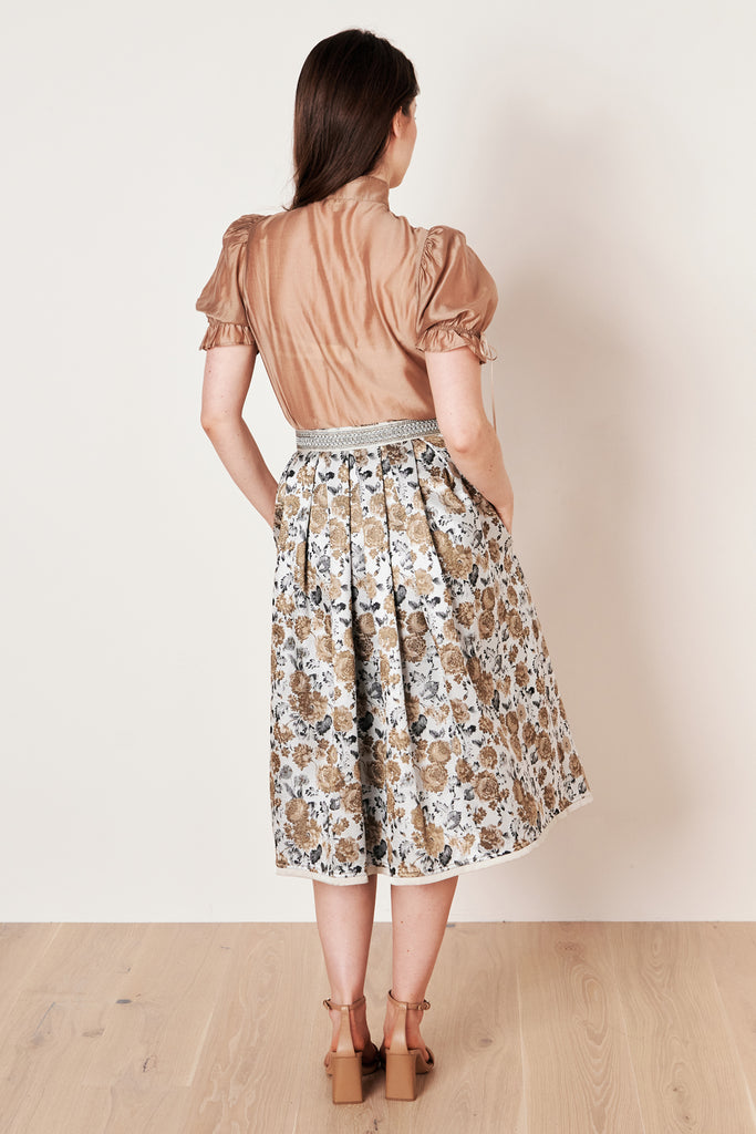  Analyzing image     trachtenrock-judy-collection-krueger-braun-266167-0700-007-dquadrat_4