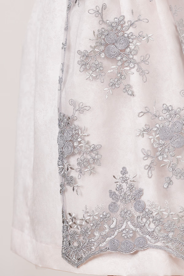 Dirndl Rosa mit Miederschnürung und Spitzenschürze