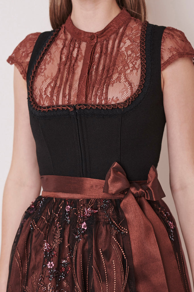Schwarzes Dirndl mit Brauner Spitzenschürze