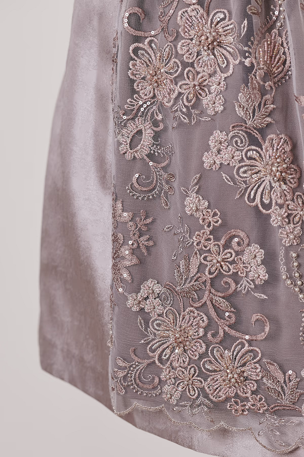 Dirndl Rosa mit Miederschnürung und Spitzenschürze