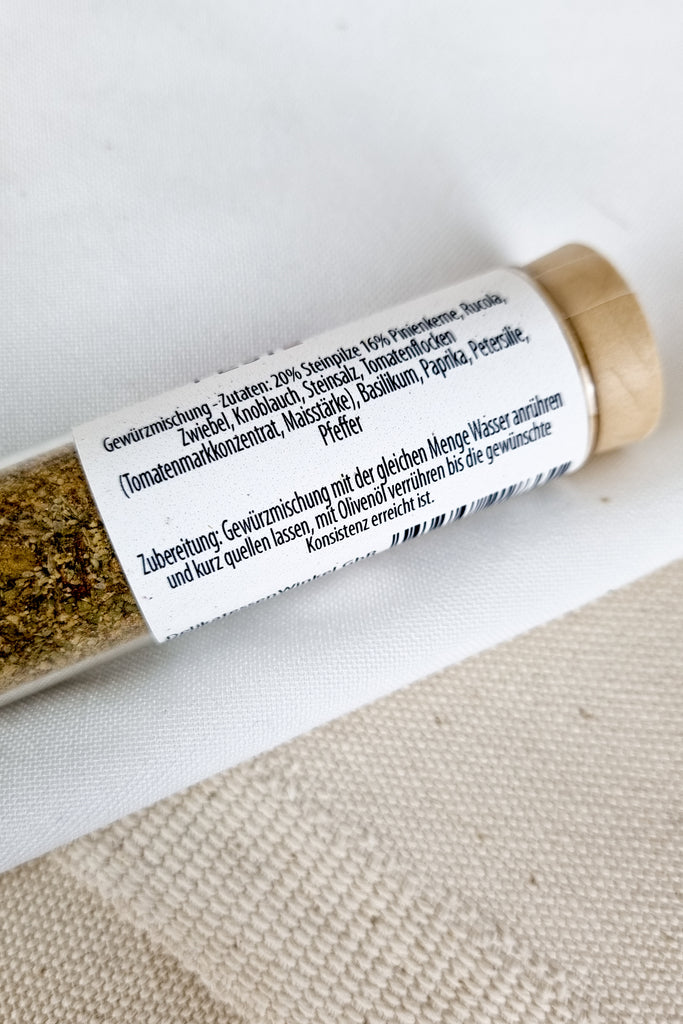 gewürze im reagenzglas Steinpilz-Pesto