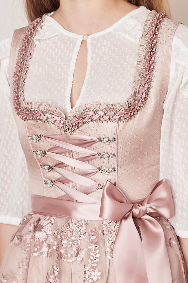 Dirndl Rosa mit Miederschnürung und Spitzenschürze