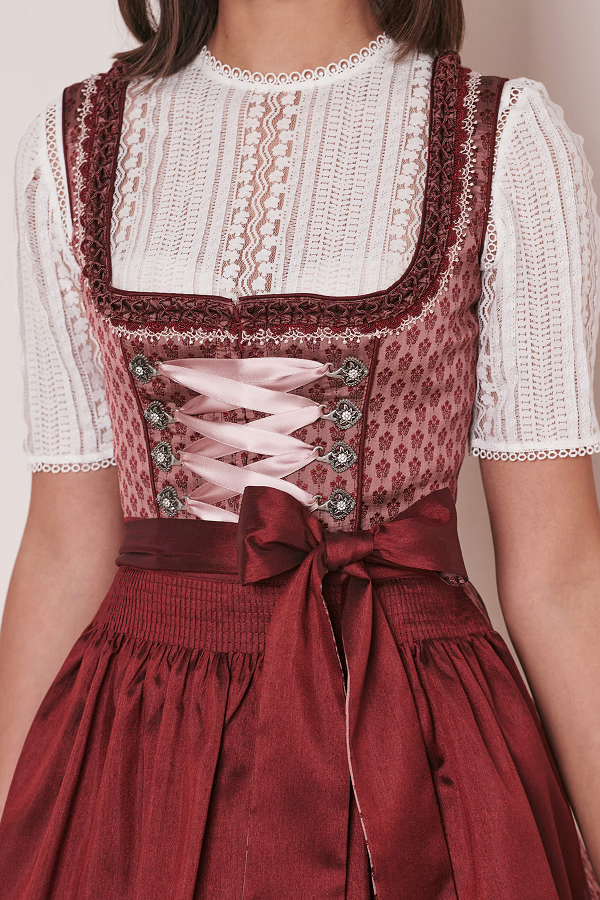 Dirndl in Bordeaux mit rosa Zierborten und Miederschnürung