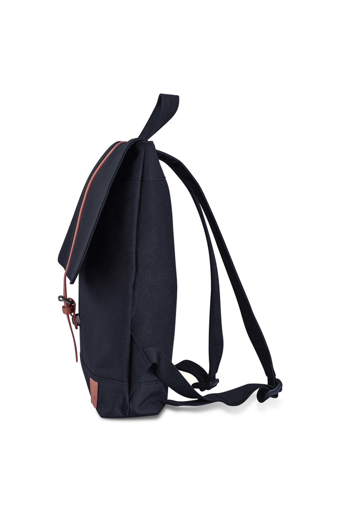rucksack schwarz mit braunen lederdetails vegan/aus PET Flaschen