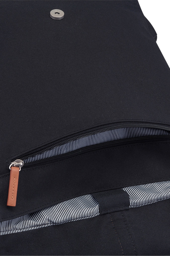 rucksack schwarz mit braunen lederdetails vegan/aus PET Flaschen