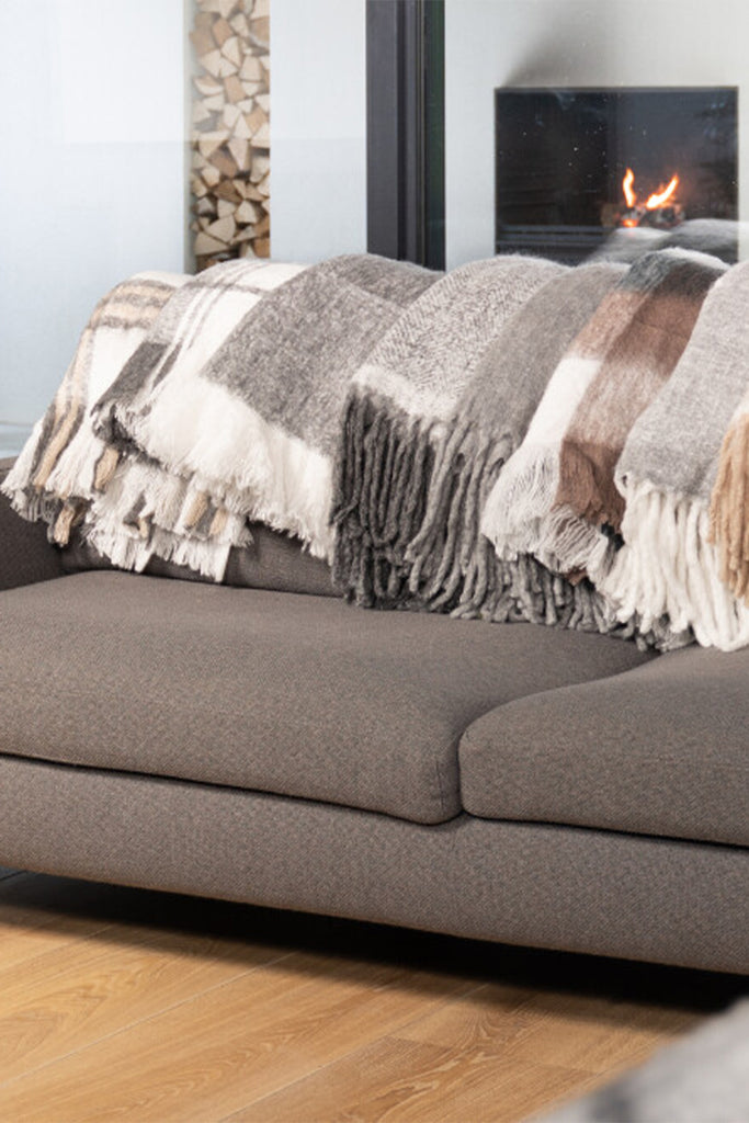 graue Kuscheldecke mit beigen fransen
