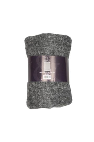graue Kuscheldecke mit beigen fransen